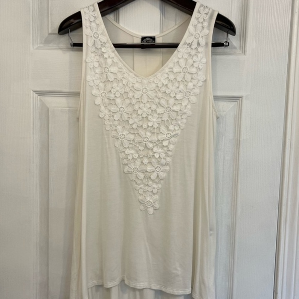 White Flowy Tank‎ Sz Med Calstyle Floral Crochet Front Sleeveless Shirt